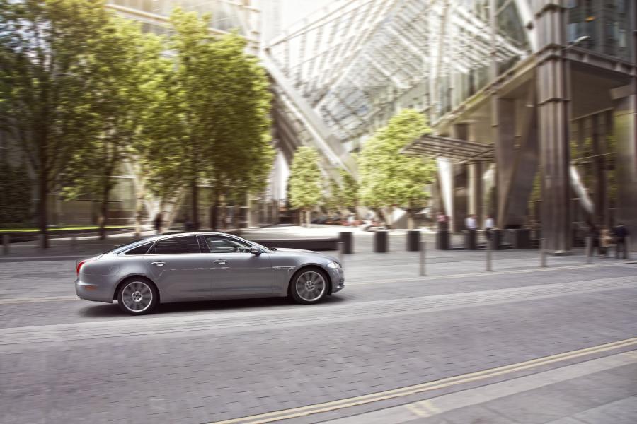  Jaguar XJ LWB 2012 года  (UK) (фото 3 из 8)